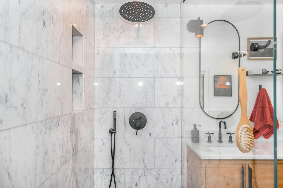 Baño moderno con ducha y lavabo