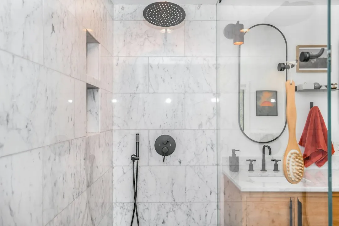 Baño moderno con ducha y lavabo