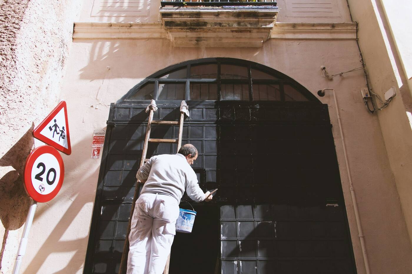 Pintor trabajando en la fachada de un edificio