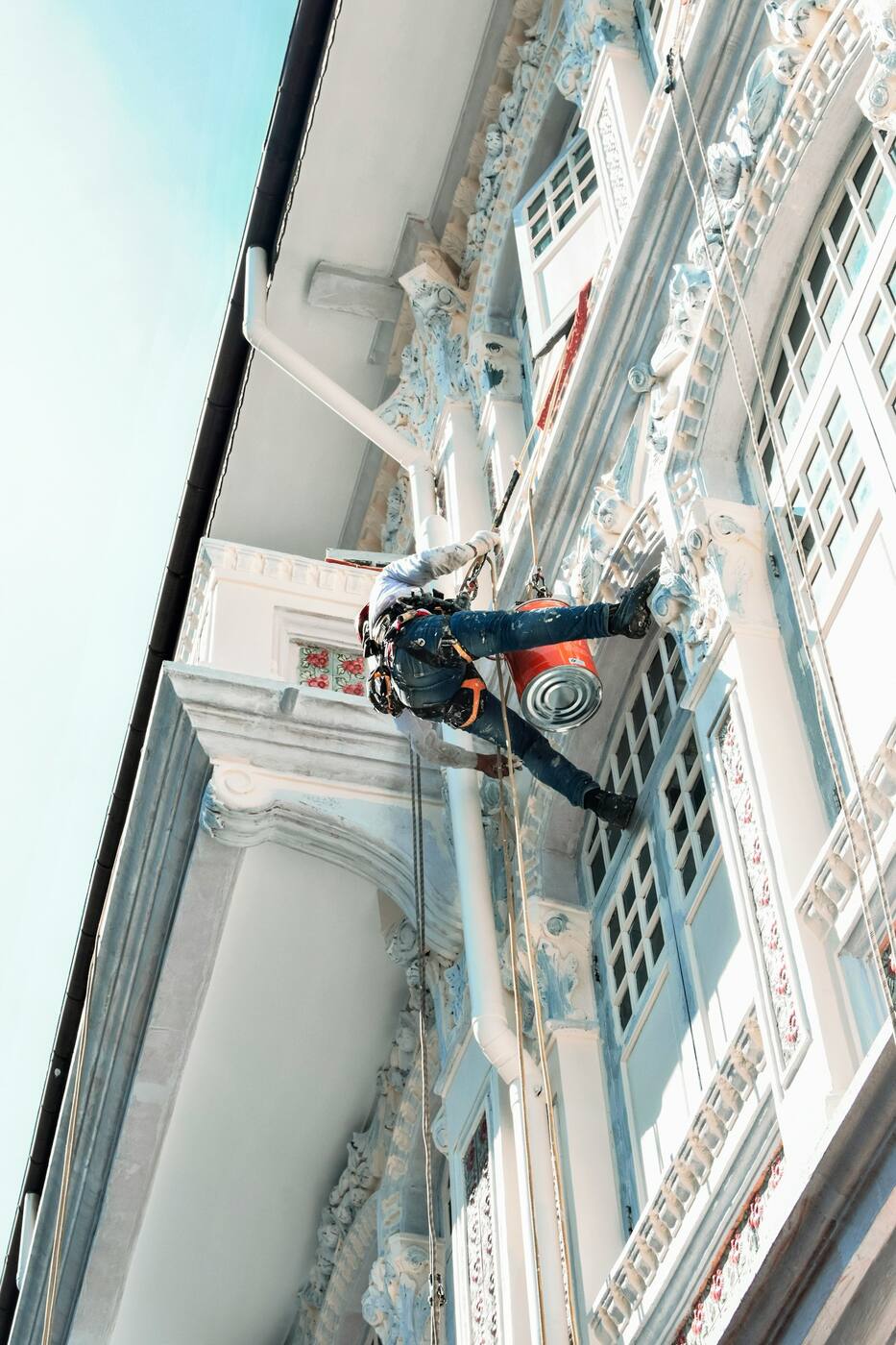 Técnico vertical en la fachada de un edificio residencial